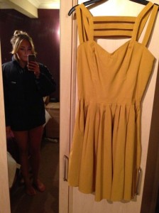 chica-vende-un-vestido-amarillo2