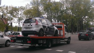 Grúa se lleva coche de Policía