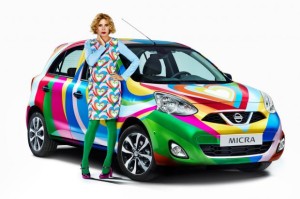 Agatha Ruiz de la Prada en su Nissan Micra