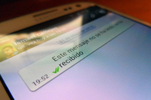 Un juez acepta un double check en WhatsApp como prueba