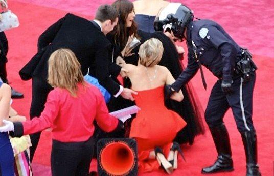 Jennifer Lawrence se cae Oscar 2014