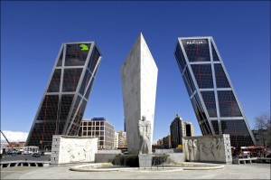 Las Torres Kio visiblemente inclinadas tras el terremoto en Madrid