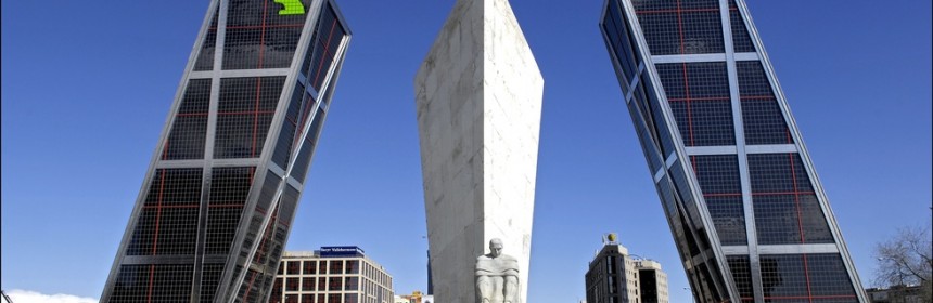 Las Torres Kio visiblemente inclinadas tras el terremoto en Madrid