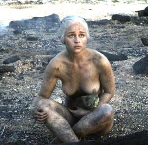 Emilia Clarke se desnuda sin dobles