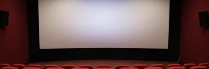 Sala de cine vacía con la pantalla en blanco
