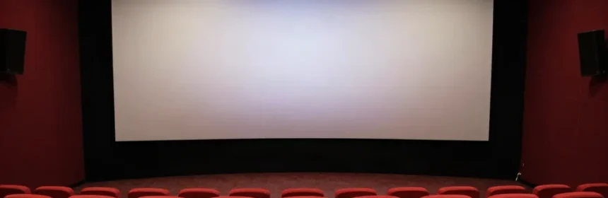 Sala de cine vacía con la pantalla en blanco