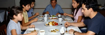Mesa de comedor recogida a medias después de una comida familiar