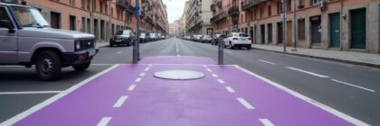 Plaza de aparcamiento pintada de morado en una calle de Madrid